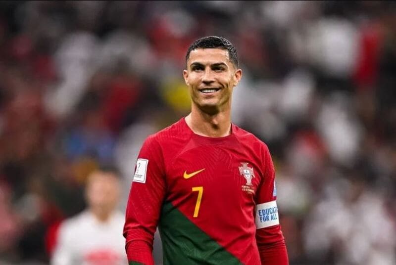 Ronaldo bao nhiêu tuổi? Sự nghiệp của siêu sao bóng đá