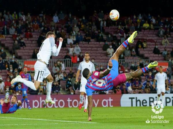 Vì sao tiền vệ Barca luôn đặc biệt?