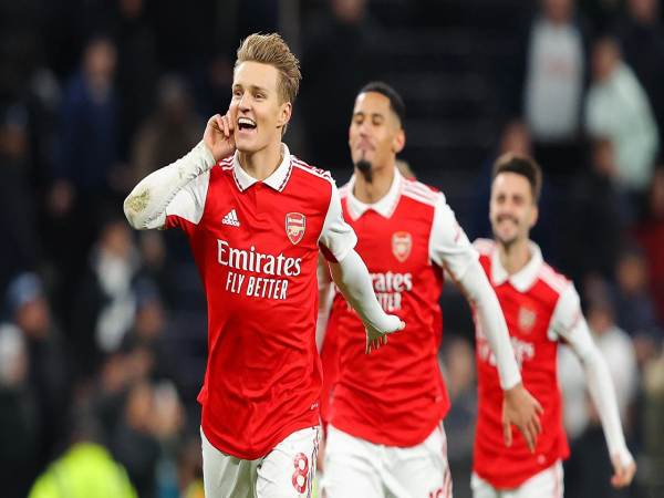 Odegaard trong màu áo Arsenal